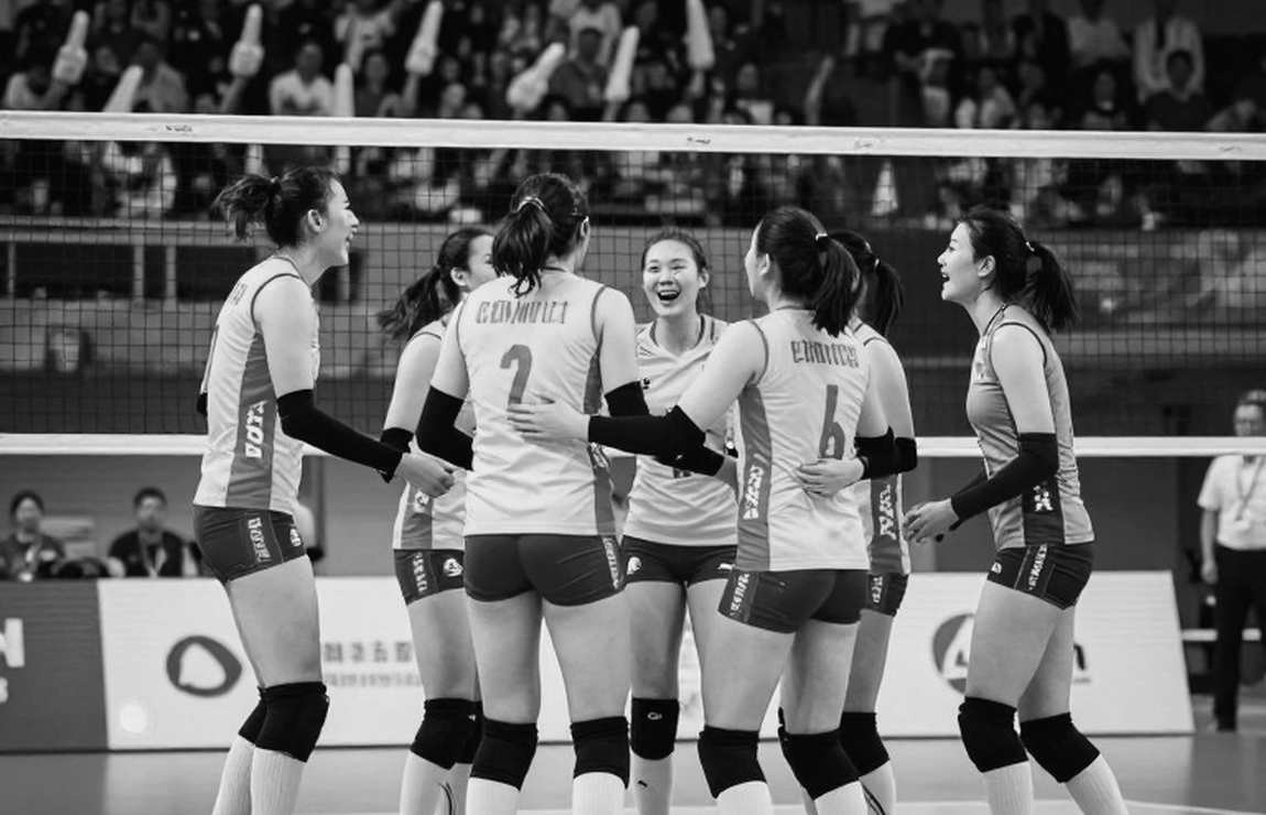 Nebraska 3-0 Creighton: Kỷ lục 15.405 khán giả và cách giao bóng bẻ gãy một hàng công