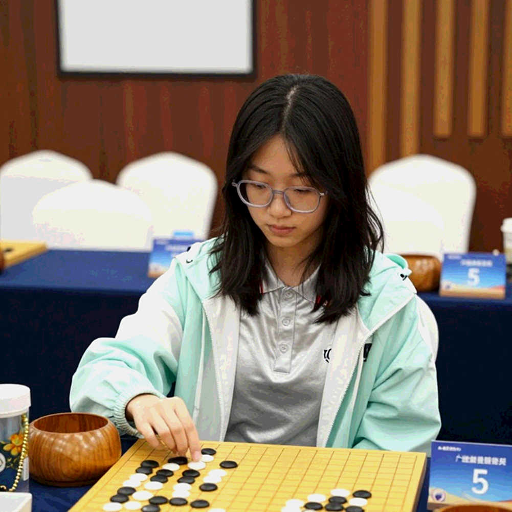 Clutch Chess trên tiêu đề, khóa video của Lilov ở thân bài: lỗi biên tập hay mô hình kinh doanh của báo chí cờ vua